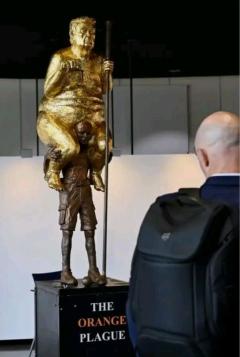 Monde: une statue en or représentant Donald Trump nu!